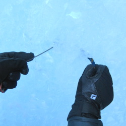 Abalakow:inserire nel foro il ferretto ad uncino per estrarre il capo del cordino